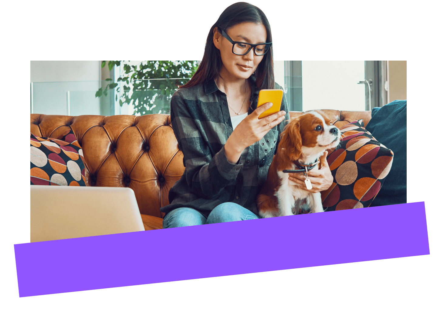 Remote-Mitarbeiterin verwendet auf sichere Weise ein Mobilgerät zum Arbeiten zu Hause bei ihrem Hund.